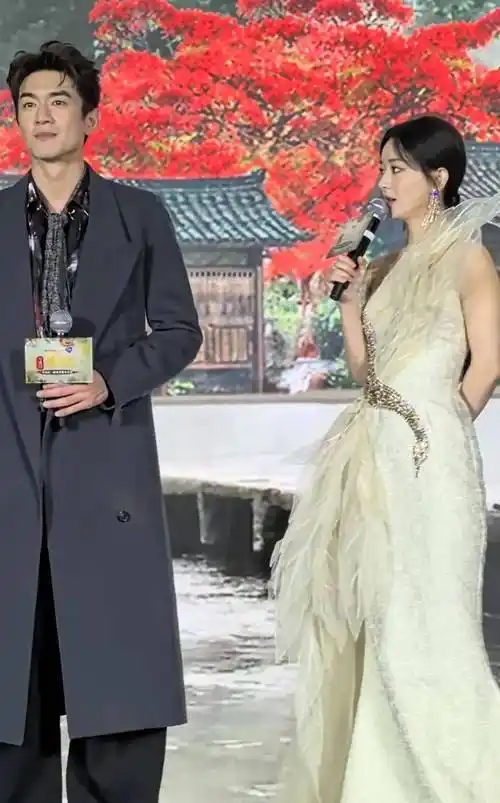 赵丽颖和曾黎同框,身高差好萌,林更新还抢着拉裙摆_俩人_凤行_剧中