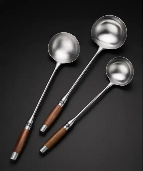 不锈钢炒勺饭店厨师商用炒菜勺子大号长柄老式汤勺木柄分菜勺10两炒勺