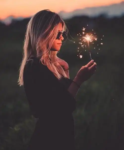 朋友圈抖音秒赞文案美图:热热闹闹的是生活,冷冷清清的是人生