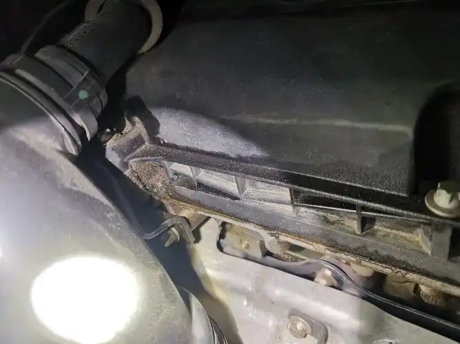 上汽通用别克君威车辆发动机气门室盖漏油