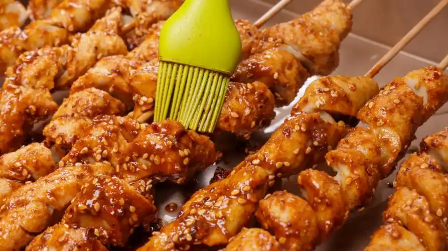 烤面筋串详细步骤分解,劲爆超爽配酱料方法,一串接着一串吃