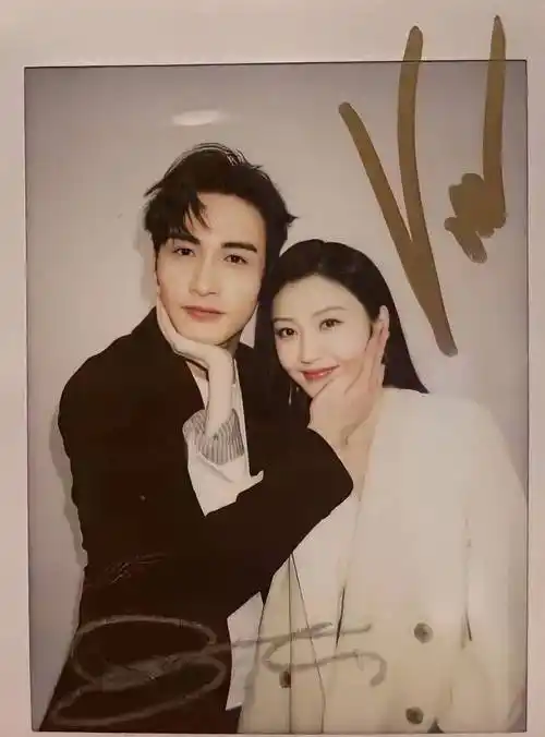 张彬彬的头和景甜的手对比引热议,网友:大头孙子小手奶奶_画面_下图