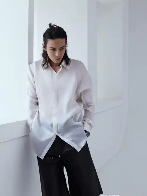 淡蓝色西装套装加身,使得陈楚河看起来沉稳内敛,眼神慵懒让人心动不已