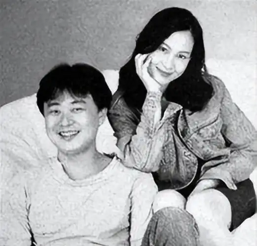 记得陈升开演唱会那年,刘若英作为嘉宾登台,她一上台就说:师父,可以给