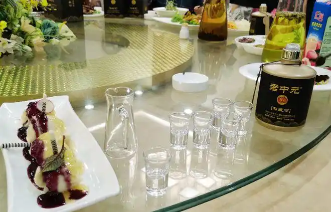 跟朋友喝酒,不管有钱没钱,别拿这3种酒上桌,既丢面子又伤感情|白酒