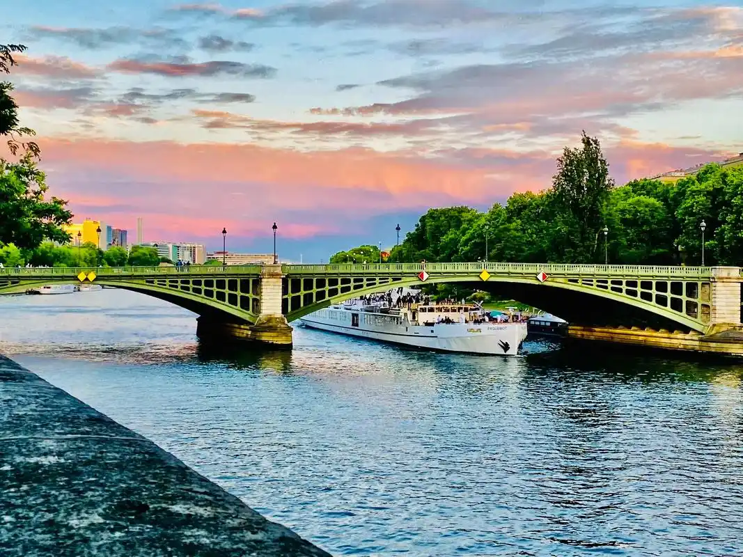 巴黎塞纳河.#图文伙伴计划 #原创 #法国 #旅行推荐官 # - 抖音