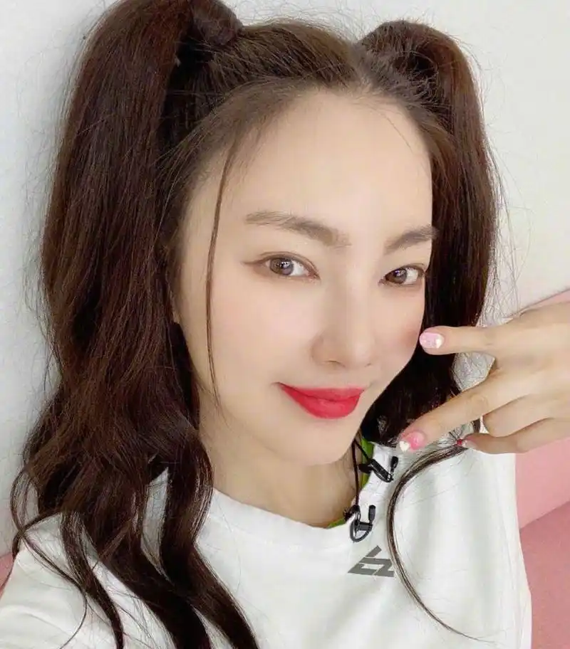 张雨绮双马尾自拍图片