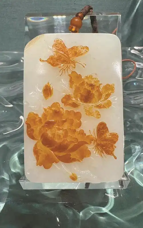 欣  茗凭借玉雕作品屡获"百花奖""天工奖""神工奖"等全国大奖,70后