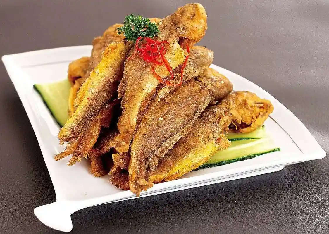 对于体型娇小的小黄鱼来说,酥炸小黄鱼真的是最常见的吃法