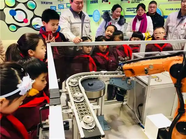 "维修神医"圈粉有志少年 工匠精神薪火相传