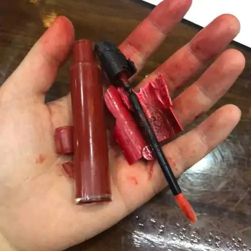 我送了她一只口红,然后断了,她为什么要跟我说,我要怎么办?