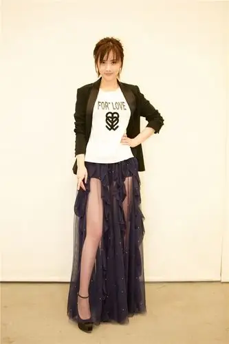 干练又柔美梁缘亮相时装周英气十足