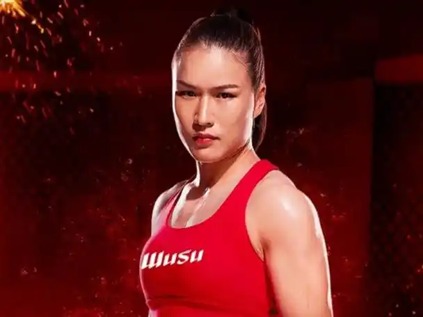 有一次张伟丽参加比赛的时候遇到了黑人的女拳王,这人仗着自己的身高