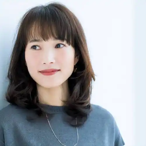 告别大妈感,45岁女性必备的10款"锁骨卷"发型:既时髦又气质