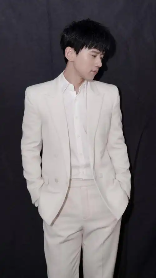 歌手张杰,天籁之音,感心动耳,来看舞台照和写真照吧