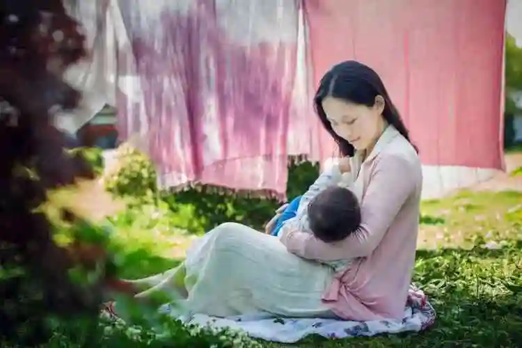 所以宝宝每次吃奶量会比较少,所以宝宝隔一段时间就会饿,妈妈在宝宝饿