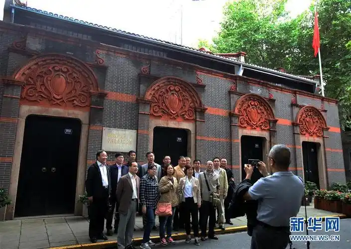 参观者在位于上海市兴业路的中共一大会址纪念馆前合影留念(2017年10