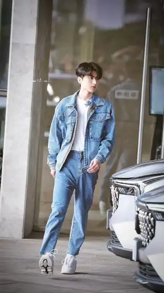 蔡徐坤牛仔套装搭配白t清爽帅气身材比例好绝