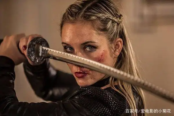 福隆(斯科特·阿金斯饰)这个外表平平无奇的男人,却是位顶尖冷血杀手