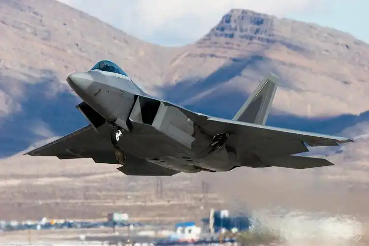 h">f-22战斗机(英文:f-22 fighter,编号:f-22,代号:raptor,译文:猛禽