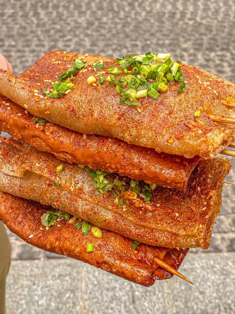 路过好吃街发现也可以吃到重庆本地人超爱的烤苕皮豆干啦99!