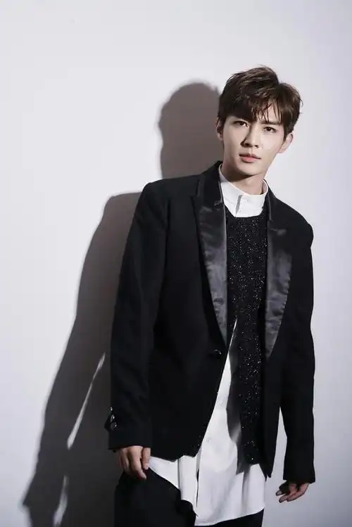 炎亚纶黑色西装叠穿亮面衫潮流时尚而一身格纹夹克装雅痞时髦