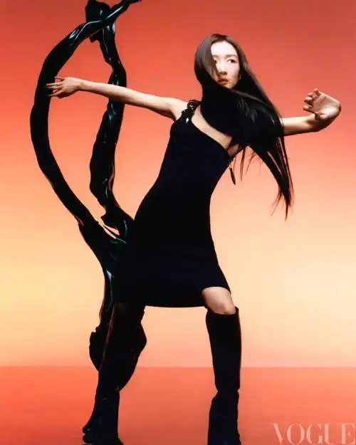 vogue周冬雨长直发大片##周冬雨vogue六月刊封面##vogue六月号