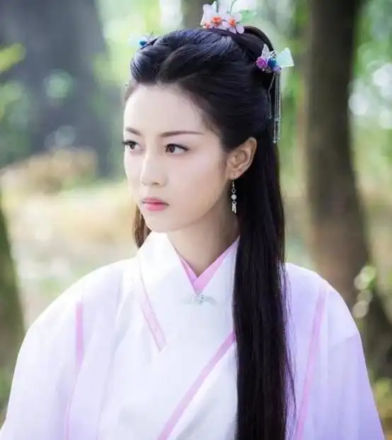 原创李溪芮起点不比热巴低,为何杨幂捧不红她?看她古装造型就明白了