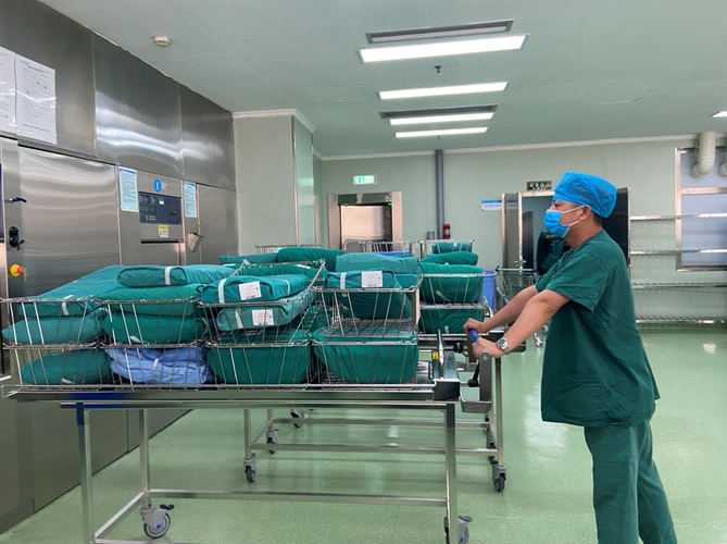 服务手术高峰期来临我院消毒供应室加强供应力量