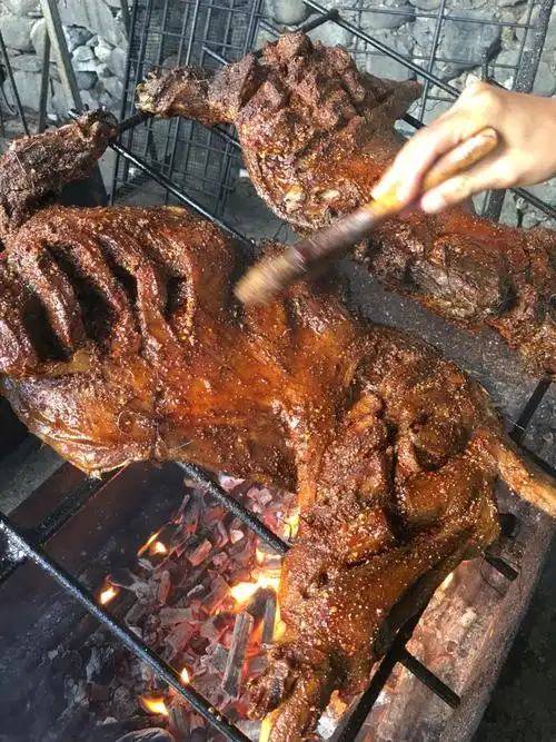 大理应乐山庄"碳烤全羊,碳烤麻辣香猪"