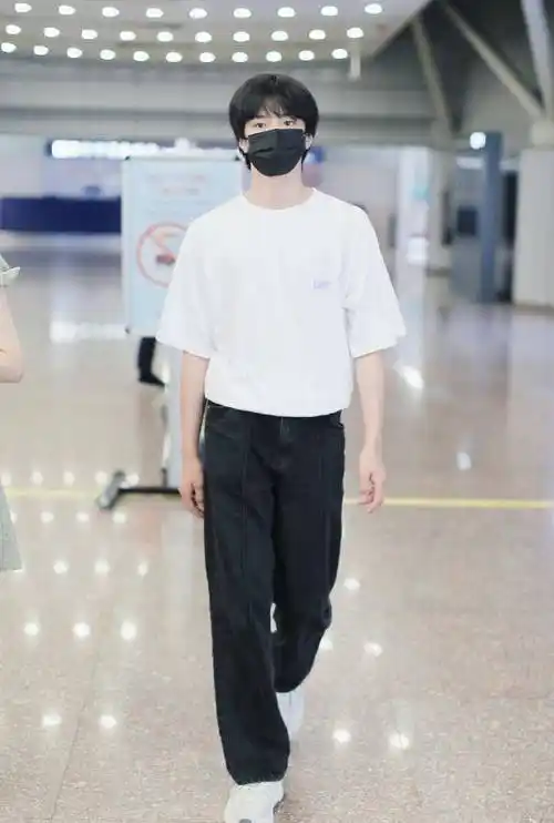 养成系少年刘耀文,狼崽到狼王,时尚还是憨憨?