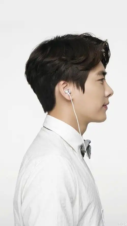 虽然侧面看,吴亦凡下颌角长得怪怪的,但是整个侧脸还是惊为天人,不笑