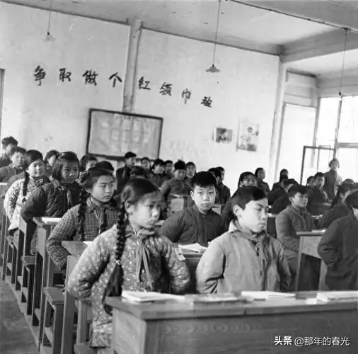 在北京市的一所小学校内的课堂上,学生们正坐在教室内认真的听着老师