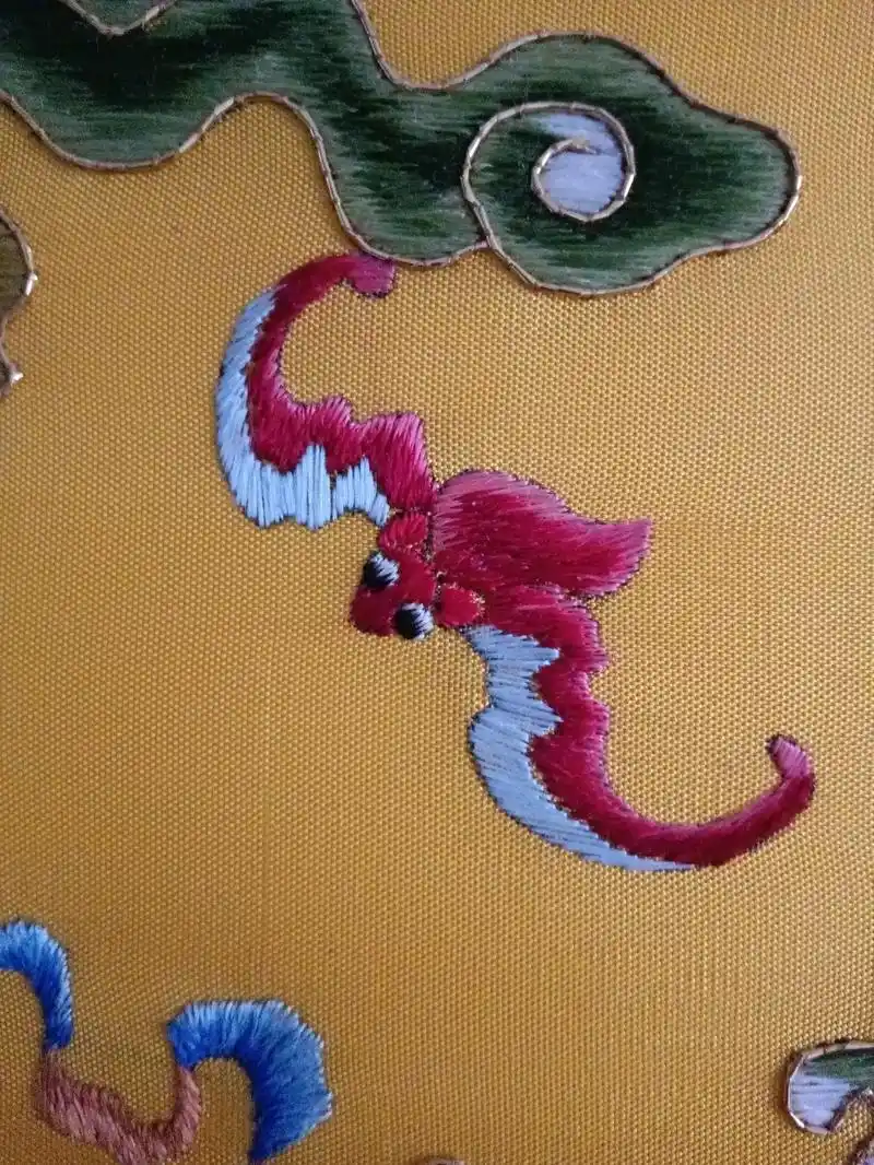 蝙蝠在绣品上的表现形式传统图案中这种动物是有吉祥寓意的