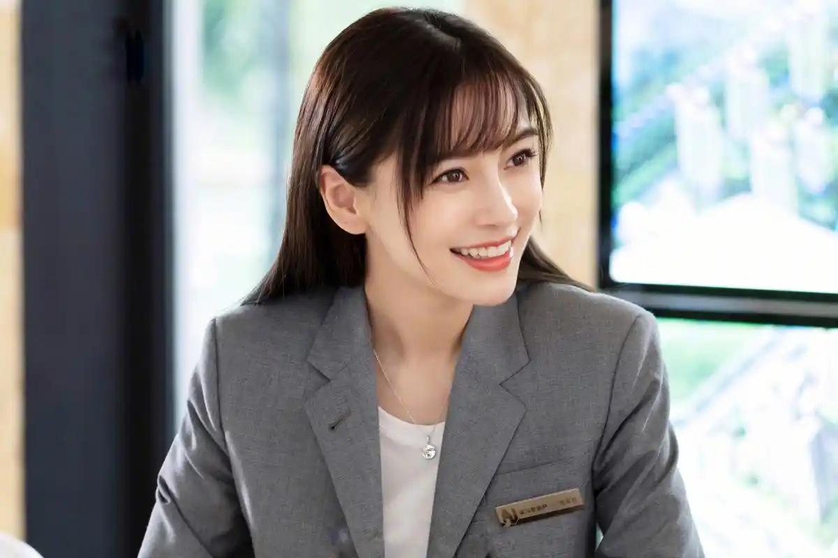 angelababy化身超级小迷妹,平刘海搭配小西服职场穿搭来袭!