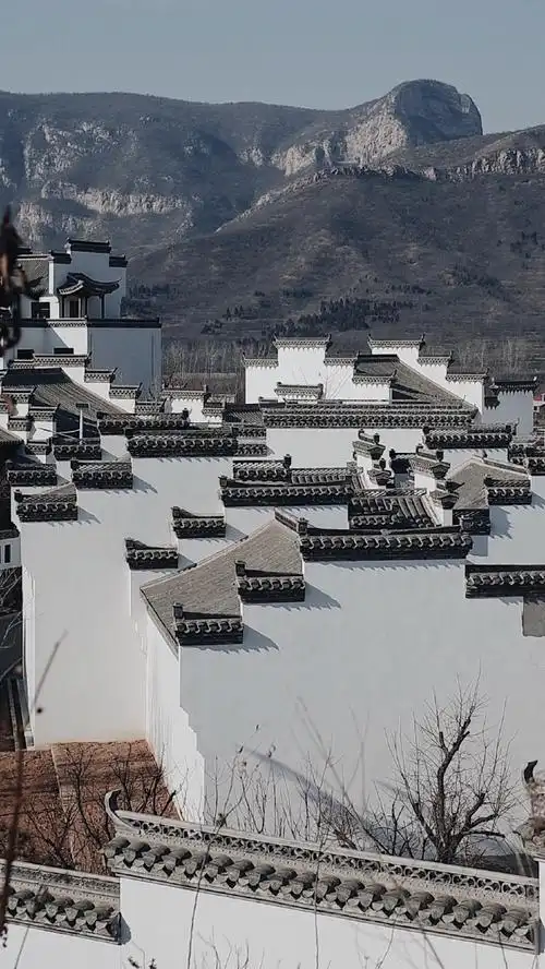 优雅的飞檐翘角,精美的雕刻和独特的屋顶造型,展现出徽派建筑的独特