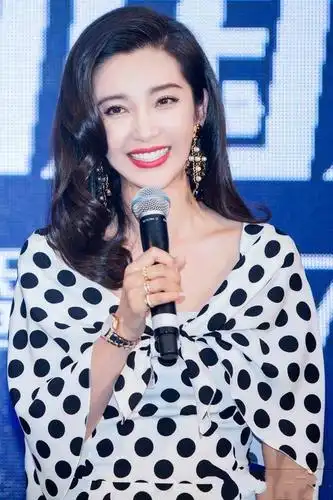 李冰冰身穿修身黑色波点裙,笑容四溢,网友:恋爱就是不一样
