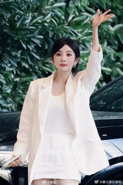 杨幂嫩回晴川时期##杨幂白西装搭短裙