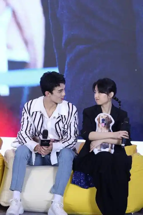 吴磊台上酷酷的打碟,张子枫台下打call,两人真的太好嗑了_视频_妹妹