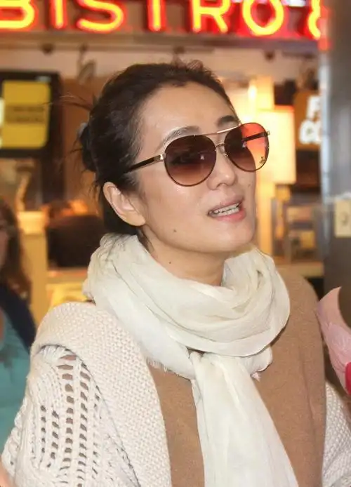 巩俐素颜近照随意丸子头造型时尚大气