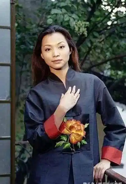 董卿20年前照片曝光,相貌清秀身材苗条,与现在优雅时尚判若两人_电视