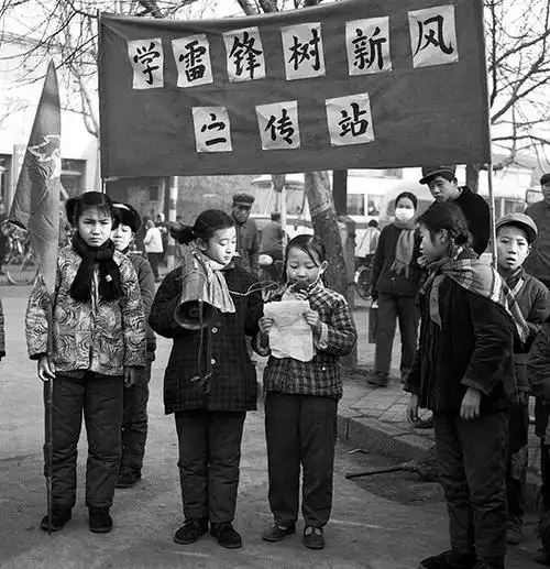 上世纪70年代中期,少年儿童街头学雷锋宣传站.作者:李瑞勇