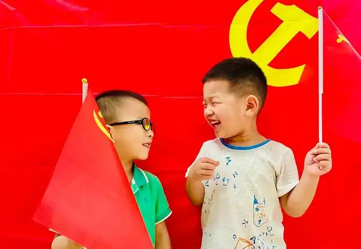 我和党旗合个影 党的光辉照我心 幼儿园里每个角落 自信,灿烂的笑容与