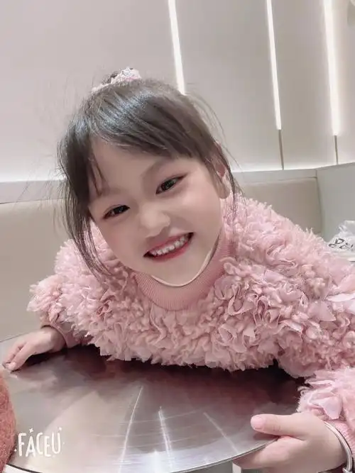 最治愈的笑容!#超有镜头感的小女孩 #最纯真的笑容 #被你萌 - 抖音