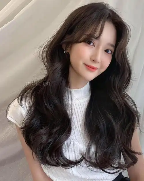 长发大卷的卷度可以高一些,两侧卷卷的发丝可以有效的增加脸部两侧的