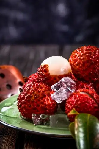 桌面上的盘子里的荔枝