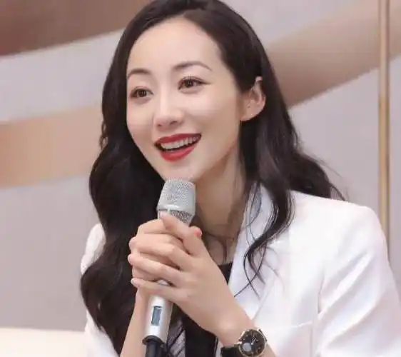 韩雪录节目没开滤镜,脖子上"褶子"直接暴露年龄,男粉丝懵了_演艺圈