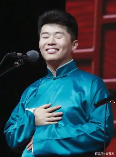 孟鹤堂周九良孔雀蓝色大褂