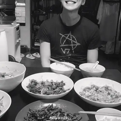 组图:乔任梁生前女友再晒旧照 照片里还有梁妈妈超温馨