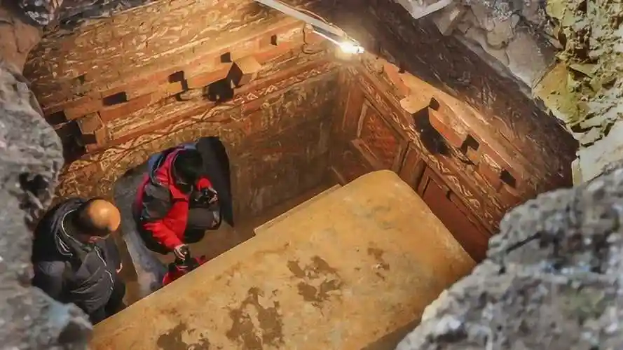 专家发现辽国公主墓,想要扯去墓主人衣服,结果差点丧命